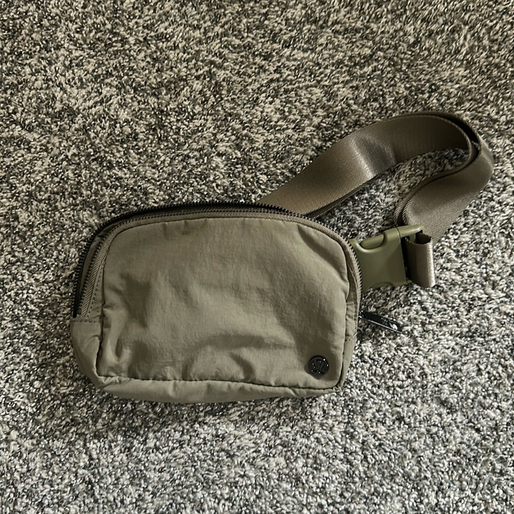 lululemon Everywhere Belt Bag